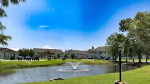 A residential area with a pond, houses, and a fountain. - Beach short drive - Pool - Hot Tub K/Q, 2 BA, Sleeps 4 in beds- Ground Floor (Gulf Shores)