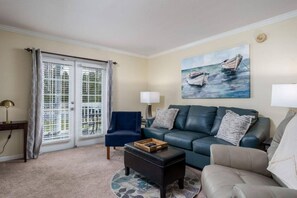 Smart TV, fireplace - Beach short drive - Pool - Hot Tub K/Q, 2 BA, Sleeps 4 in beds- Ground Floor (Gulf Shores)