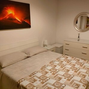 1 bedroom, iron/ironing board, travel crib, free WiFi - Lovely Loft (sleeps 3) in Catania available for short rentals (Catania)