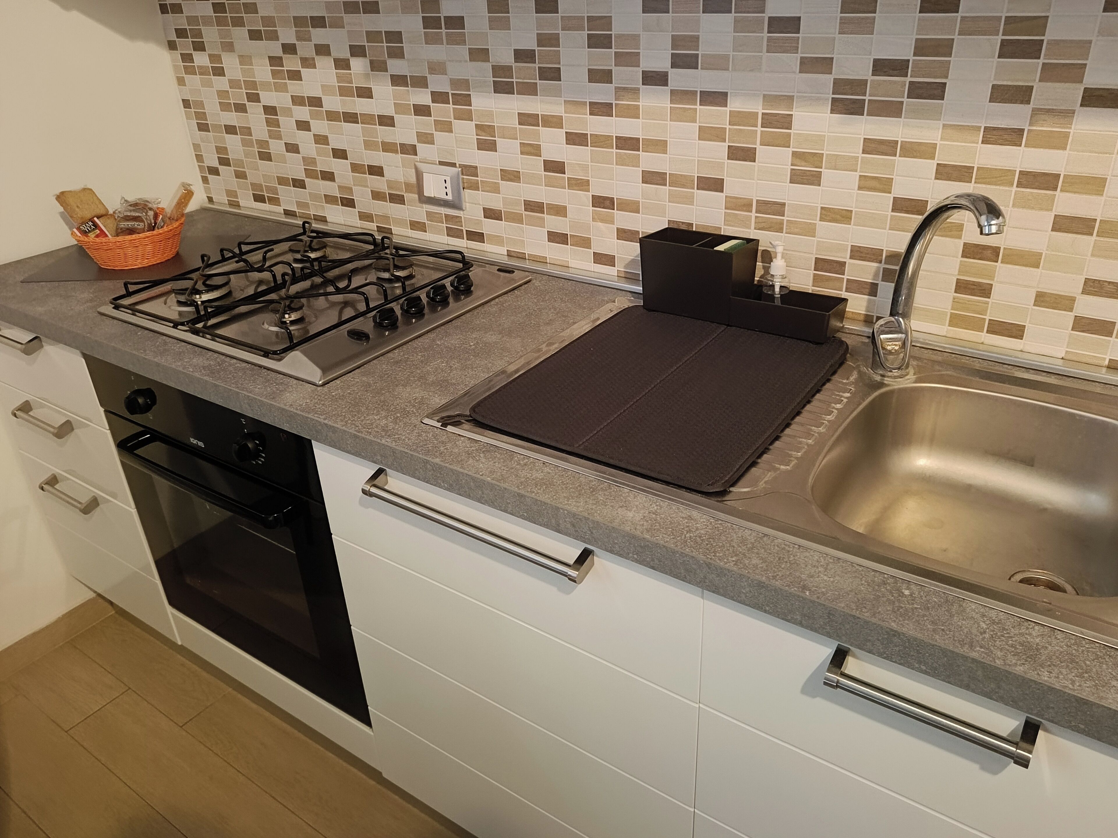 Køleskab, mikrobølgeovn, ovn, kogeplade