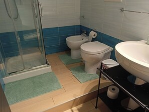 Dusche, Haartrockner, Bidet, Handtücher