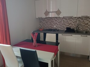 Fridge, microwave, oven, stovetop - Lovely Loft (sleeps 3) in Catania available for short rentals (Catania)