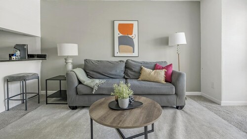 Landing | Beautiful Studio, Pool, Gym
