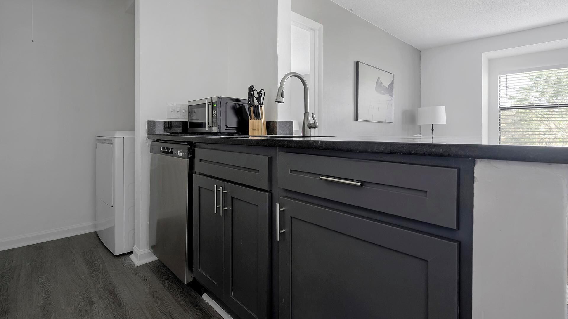 Réfrigérateur, tables à manger