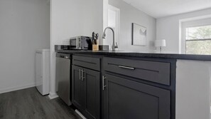 Réfrigérateur, tables à manger