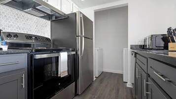 Réfrigérateur, tables à manger