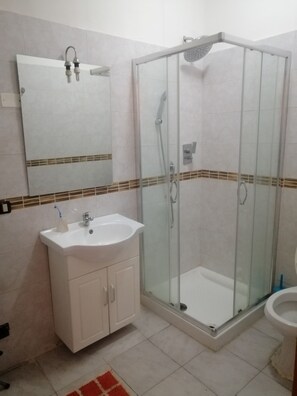 Een douche, zeep, shampoo, toiletpapier