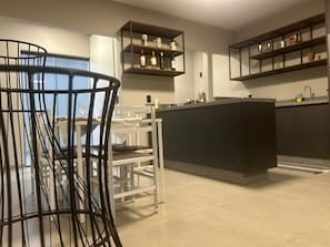 Residenza Deluxe | Area soggiorno | TV LED 43 pollici con canali digitali, Netflix, film in prima visione