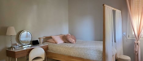 6 bedrooms, iron/ironing board, WiFi, bed sheets