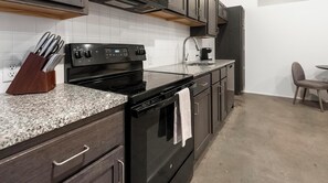 Kjøleskap og spisebord