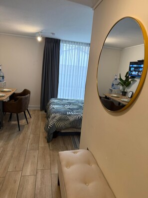 1 bedroom, iron/ironing board, WiFi, bed sheets - HomeStudio: Perfect and 5min Metro Santiago, WiFi+Washing Machine/Dryer (Santiago)
