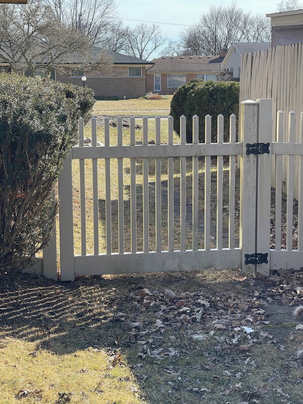 Property grounds - Charming 2-bedroom house with AC, WiFi in wonderful Southfield2 car (Southfield)