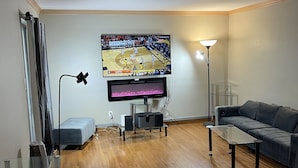 Smart TV, chimenea y estéreo 