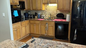 Cafetera y tetera, refrigerador, microondas y horno 