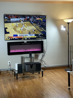 Interior - Charming 2-bedroom house with AC, WiFi in wonderful Southfield2 car (Southfield)