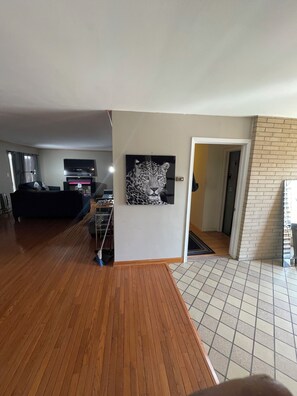 Living area - Charming 2-bedroom house with AC, WiFi in wonderful Southfield2 car (Southfield)