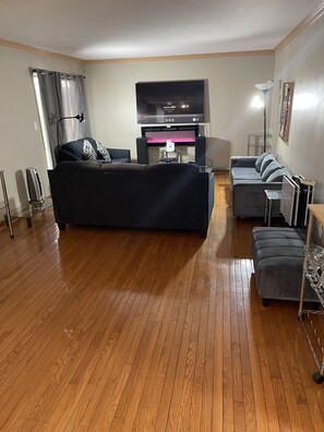 Living area - Charming 2-bedroom house with AC, WiFi in wonderful Southfield2 car (Southfield)