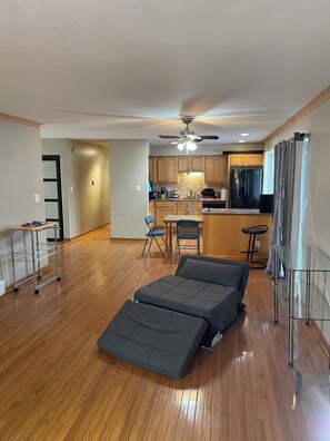 Interior - Charming 2-bedroom house with AC, WiFi in wonderful Southfield2 car (Southfield)