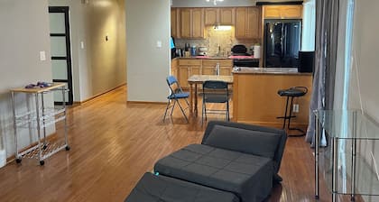 Charming 2-bedroom house with AC, WiFi in wonderful Southfield2 car