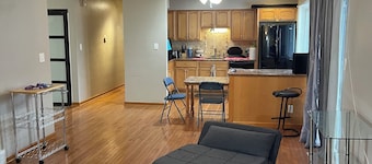 Charming 2-bedroom house with AC, WiFi in wonderful Southfield2 car