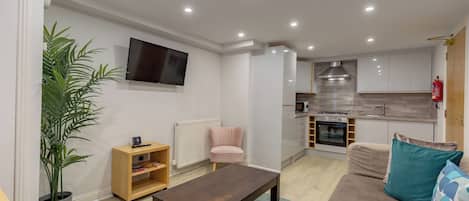 Appartamento, 1 camera da letto, non fumatori, patio | Area soggiorno | TV a schermo piatto 30 pollici con canali digitali, Netflix