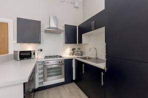 Refrigerador con freezer, microondas, tostadora, silla alta para bebés