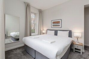 Caja de seguridad en la habitación y tabla de planchar con plancha 