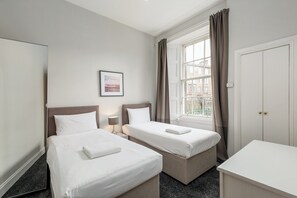 Appartement, 2 chambres, non-fumeurs | Coffres-forts dans les chambres, fer et planche à repasser