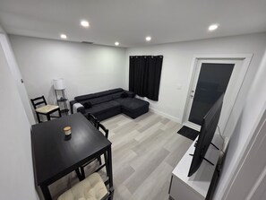 Smart TV, video library - 3-bedroom 2 Bathroom house in phenomenal Miami, Spectacular location! (Miami)