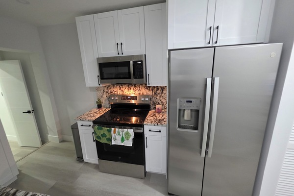 Refrigerador, microondas, horno, placa de cocina