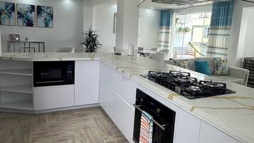 Réfrigérateur, micro-ondes, four, plaque de cuisson