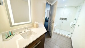 Douche, sèche-cheveux, serviettes fournies, savon