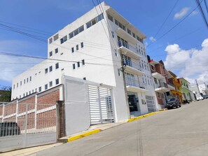 Vista frontal de la propiedad