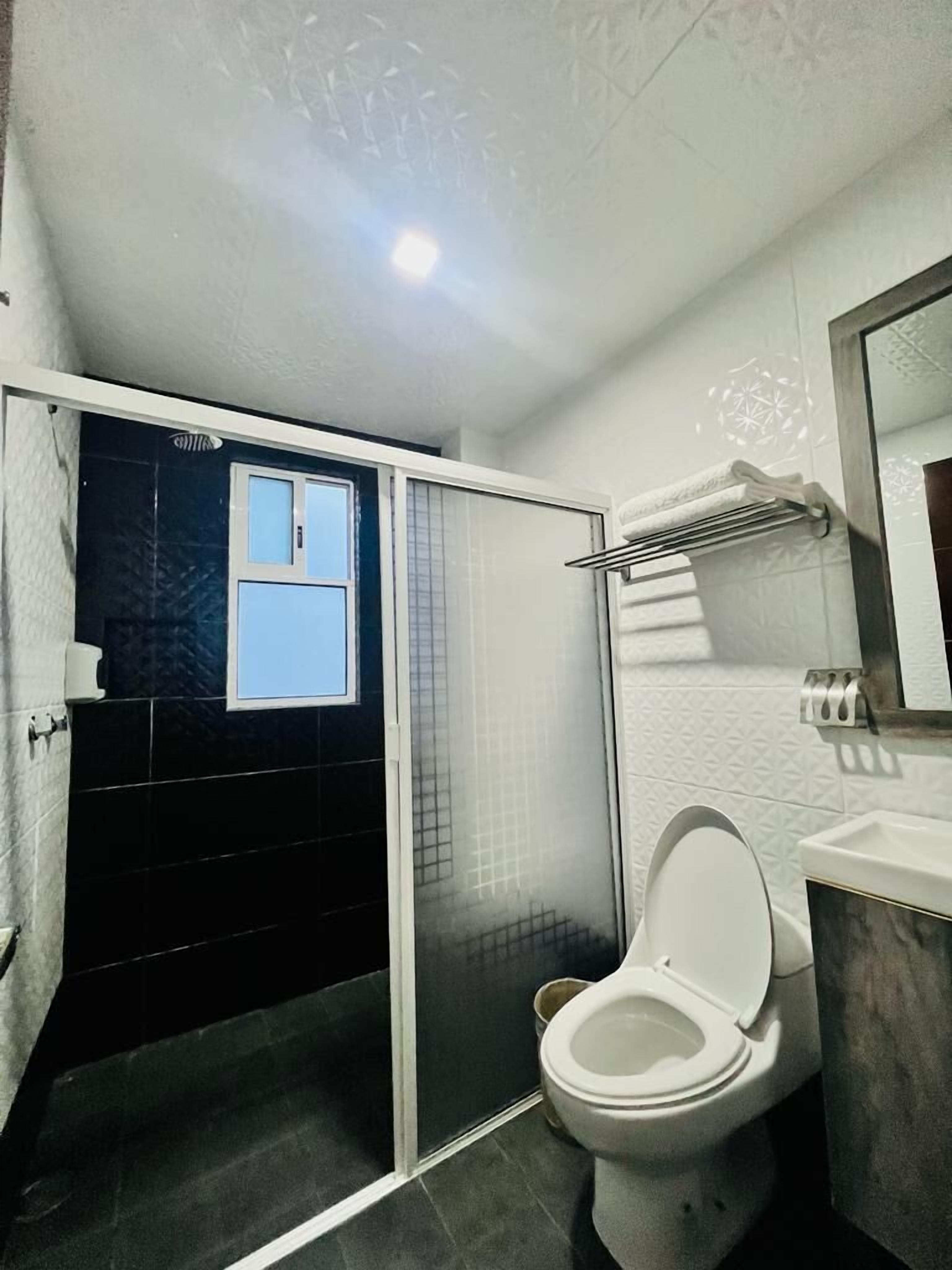 Junior Room, Balcony, City View | Bathroom