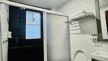 Habitación junior, balcón, vista a la ciudad | Baño