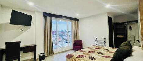 Habitación junior, balcón, vista a la ciudad | Baño