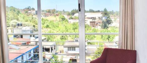 Chambre Junior, balcon, vue ville | Terrasse/Patio
