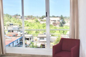 Habitación junior, balcón, vistas a la ciudad | Terraza o patio