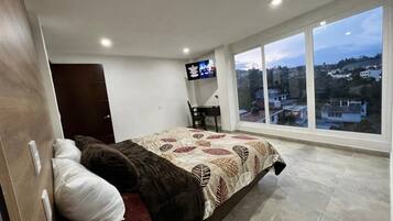 Junior Room, Balcony, City View | 1 bilik tidur, seterika/papan seterika, Wi-fi percuma