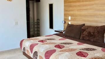 Habitación junior, balcón, vista a la ciudad | Tabla de planchar con plancha y wifi gratis