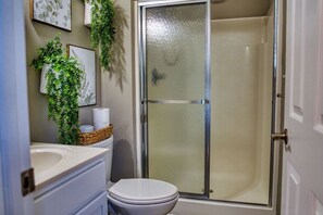 Shower, hair dryer, towels, soap - The Ark's Birds Nest (Union)