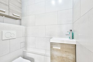 Sèche-cheveux, serviettes fournies, savon, papier toilette