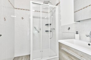Haartrockner, Handtücher, Seife, Toilettenpapier