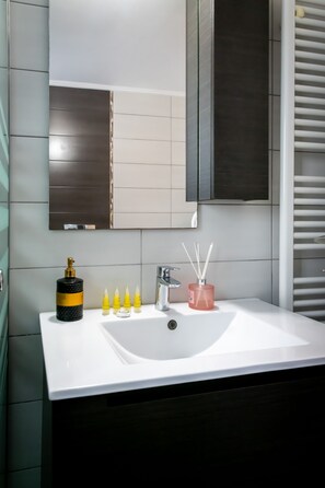 Apartamento Confort, balcón | Baño | Ducha, artículos de higiene personal gratuitos y secador de pelo