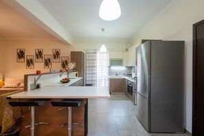 Apartamento Confort, balcón | Cocina privada | Frigorífico grande, microondas, horno y placa de cocina