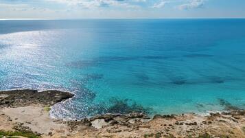 Una spiaggia nelle vicinanze