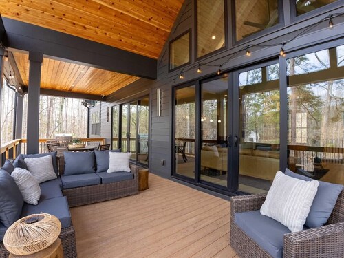 Lux Lakefront Escape—Pool—Hot Tub—Fire Pit—Poker!