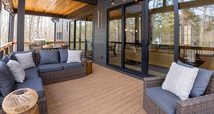 Lux Lakefront Escape—Pool—Hot Tub—Fire Pit—Poker!