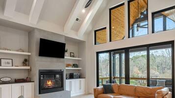 TV connectée, cheminée, table de tennis de table