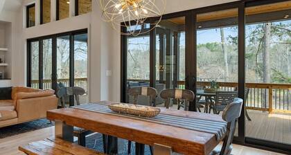 Lux Lakefront Escape—Pool—Hot Tub—Poker—Fire Pit!
